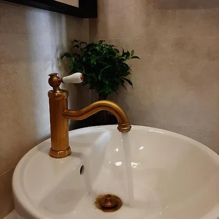 Urban בית הארחה 4*